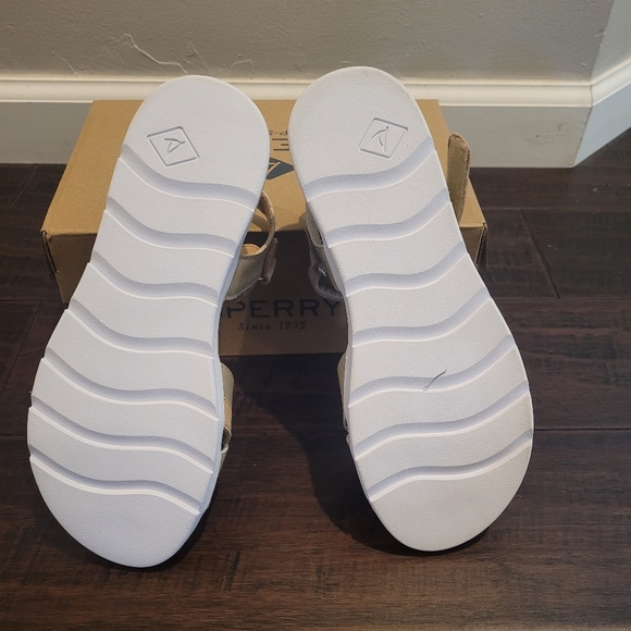 Brand New Sperry sandals size 4M - Picture 3 of 4